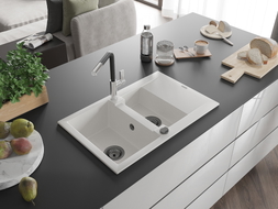 Mexen Gaspar granitinė virtuvinė kriauklė 1,5 skylių su drenažu ir Flora maišytuvu, balta - 6507-20-670401-07-B