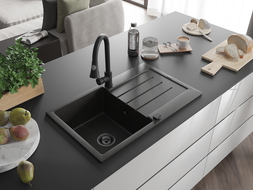 Mexen Bruno 1 skyriuje esantis granitinis kriauklė su nusausinimo vieta ir virtuviniu maišytuvu Elia, juodas/auksinis