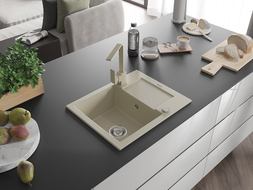 Mexen Enzo vienos kameros granitinė plautuvė su nuvarvėjimo paviršiumi ir maišytuvu Rita, smėlio spalvos