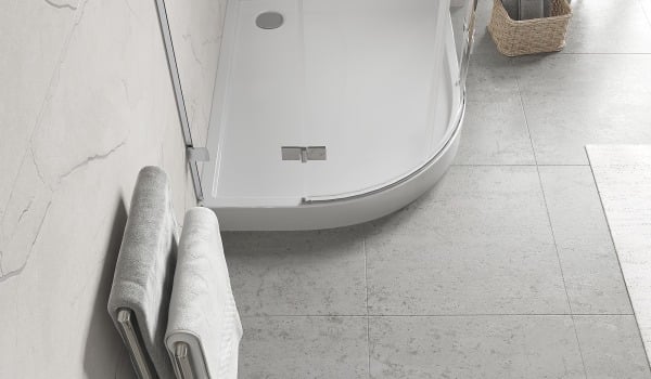 Asimetrinis pusapvalis dušo padėklas vonios kambariui