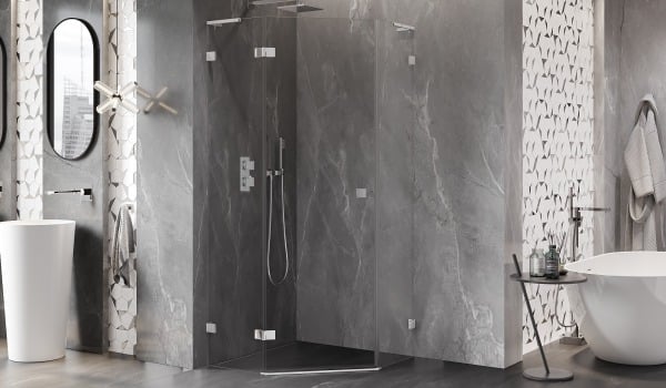 Pilkas SPA viešbučiu įkvėptas vonios kambarys su penkiakampiu kabinu